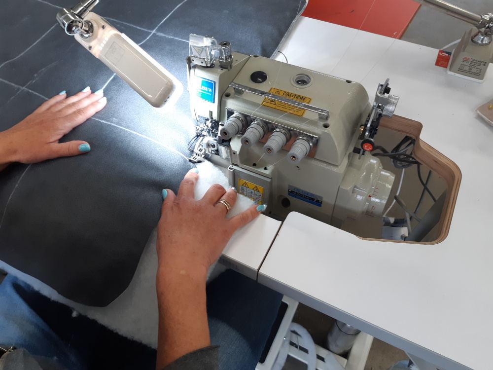 Stanowisko overlock w hali produkcyjnej